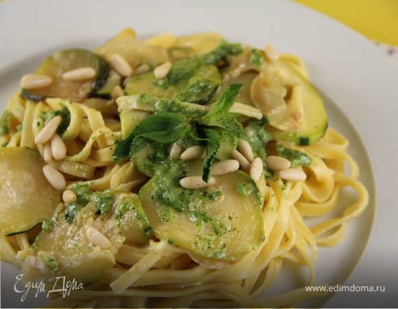 Тальятелле с молодыми кабачками и мятным песто Тальятелле с молодыми кабачками и мятным песто