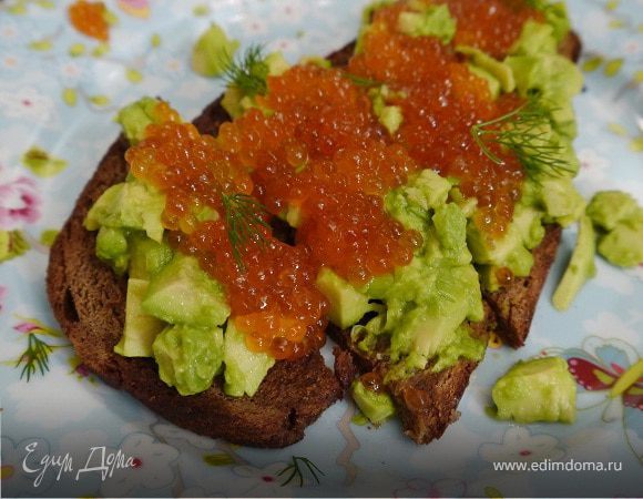 Тосты с авокадо и красной икрой