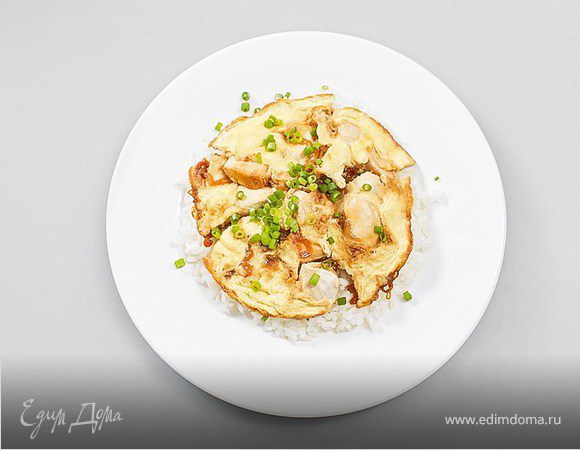 Оякодон (японский омлет с рисом и курицей)