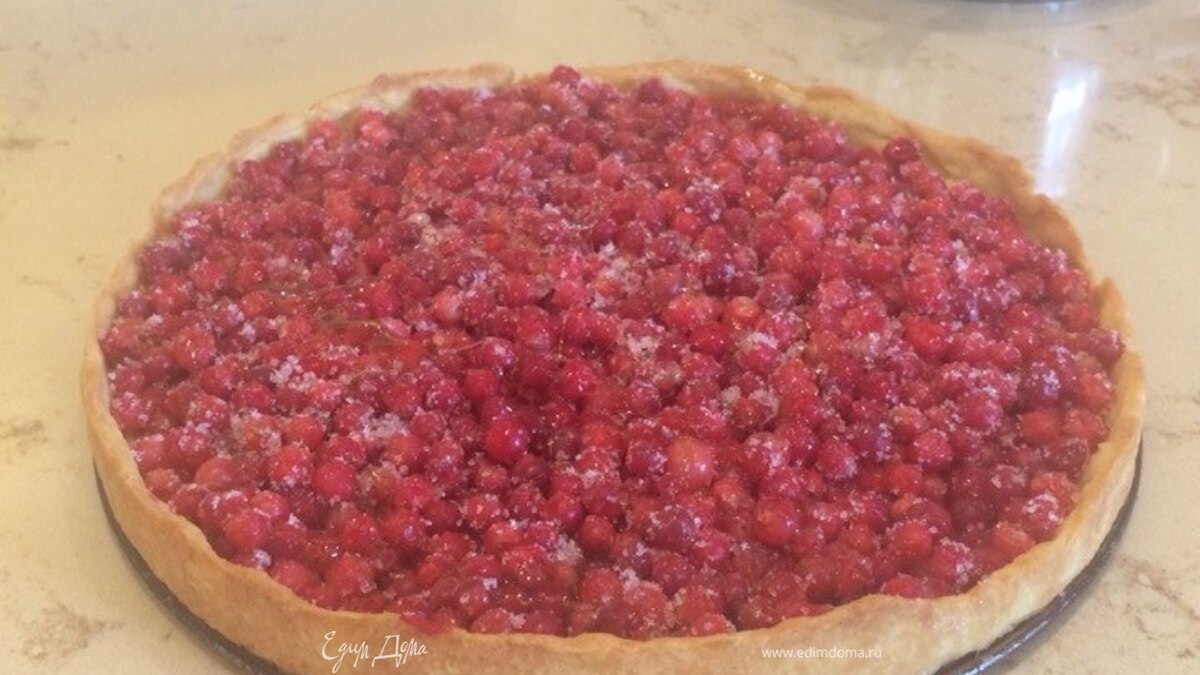 Открытый пирог из песочного теста с брусникой