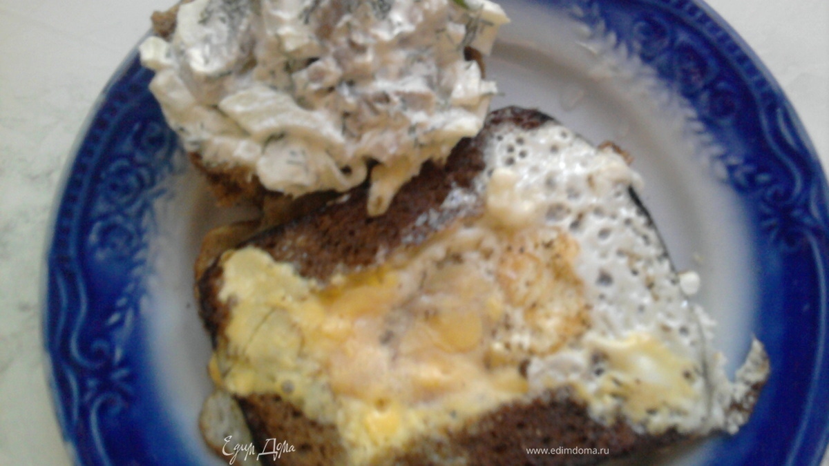 Яичница и закуска из селедки