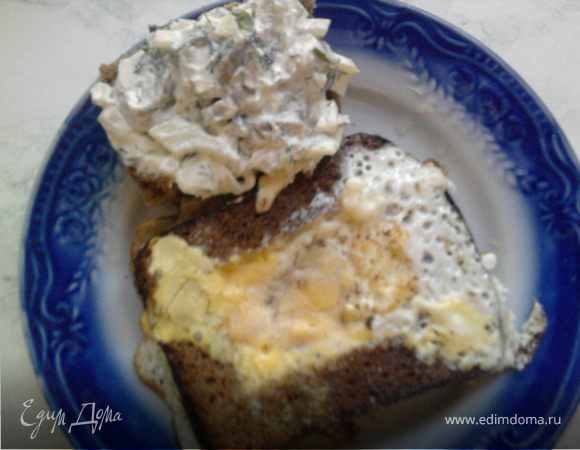 Яичница и закуска из селедки Яичница и закуска из селедки