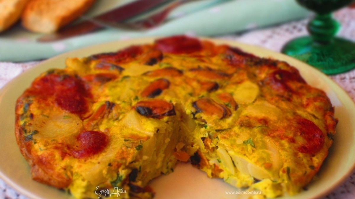 Фриттата с картофелем, мидиями и чоризо