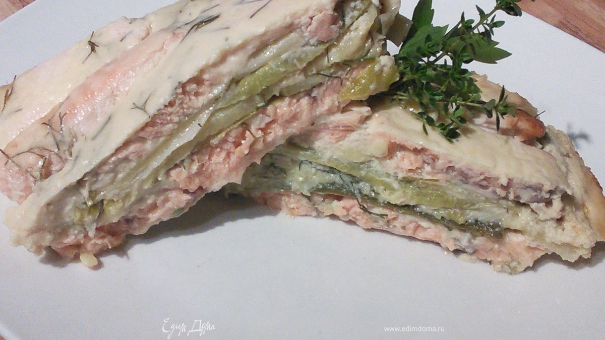 Запеканка из лосося с кабачком и пореем