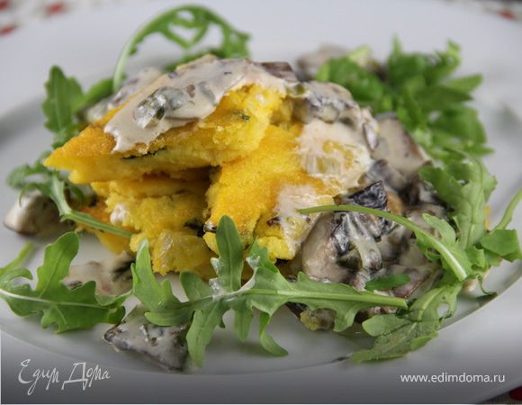 Полента с грибами, свежими травами и пармезаном