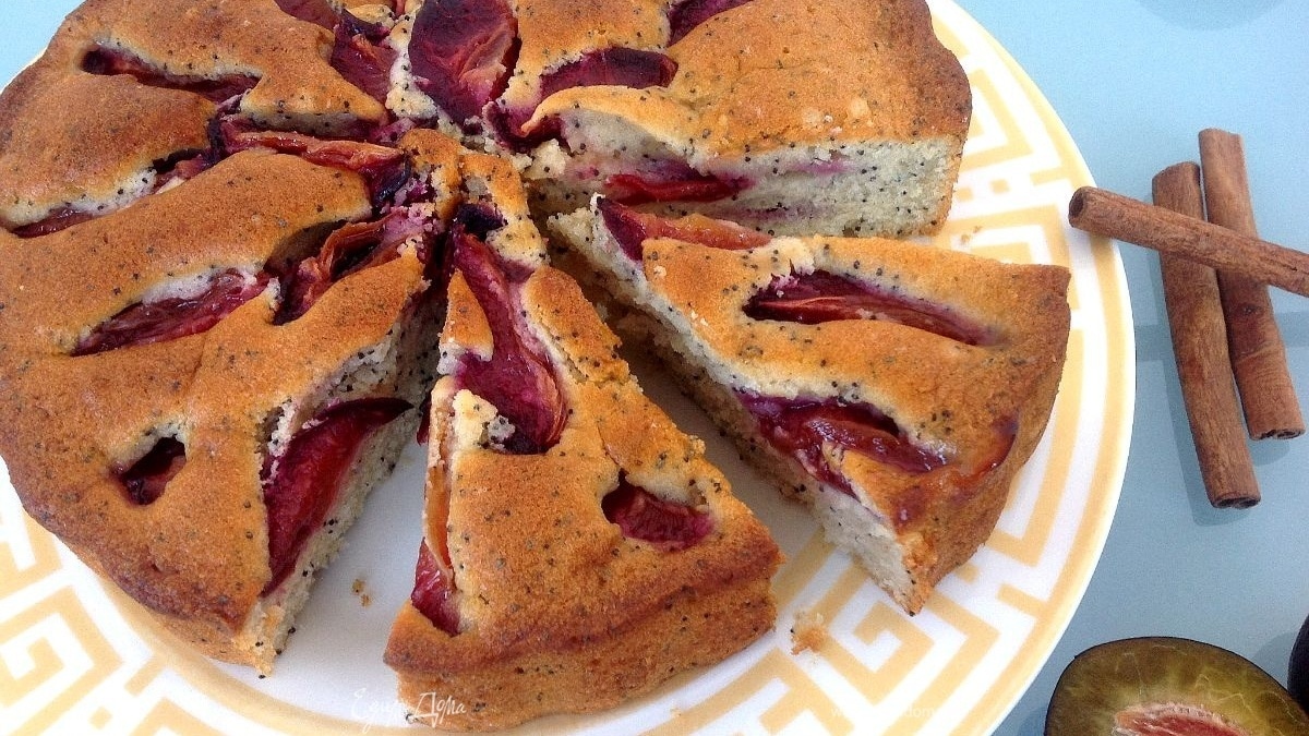 Сливовый пирог с маком и специями