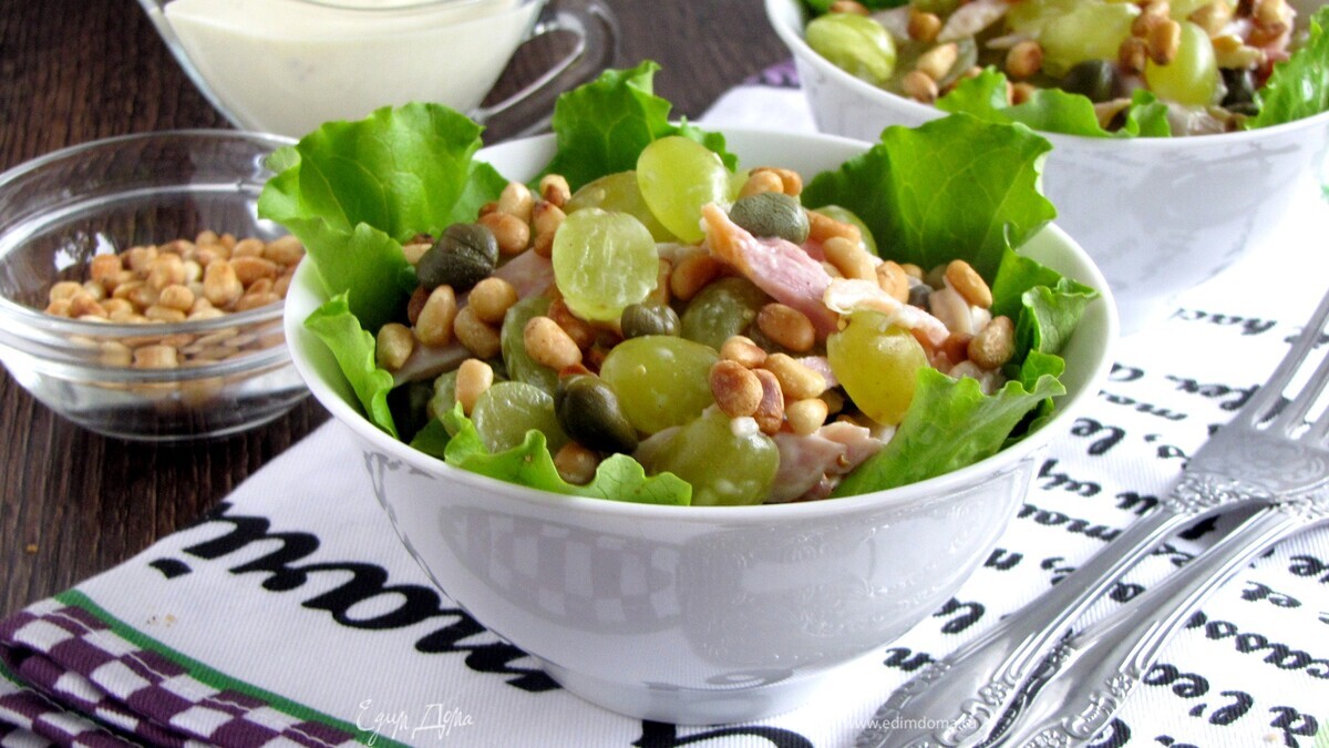 Куриный салат с виноградом и кедровыми орешками