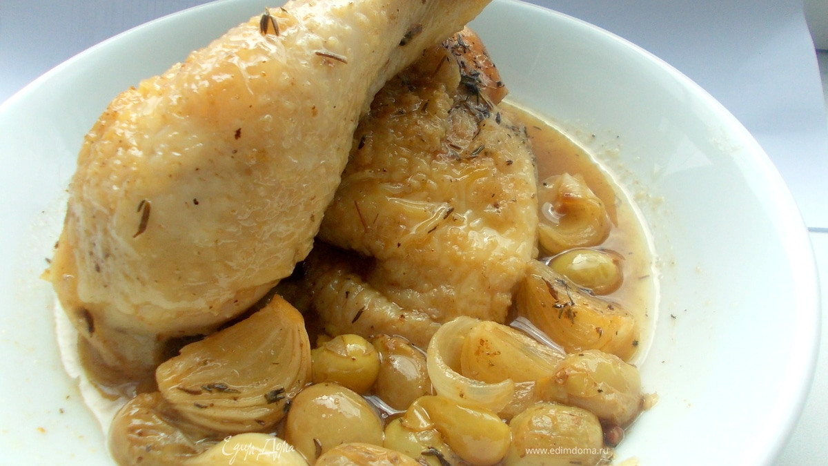 Курица с виноградом и луком