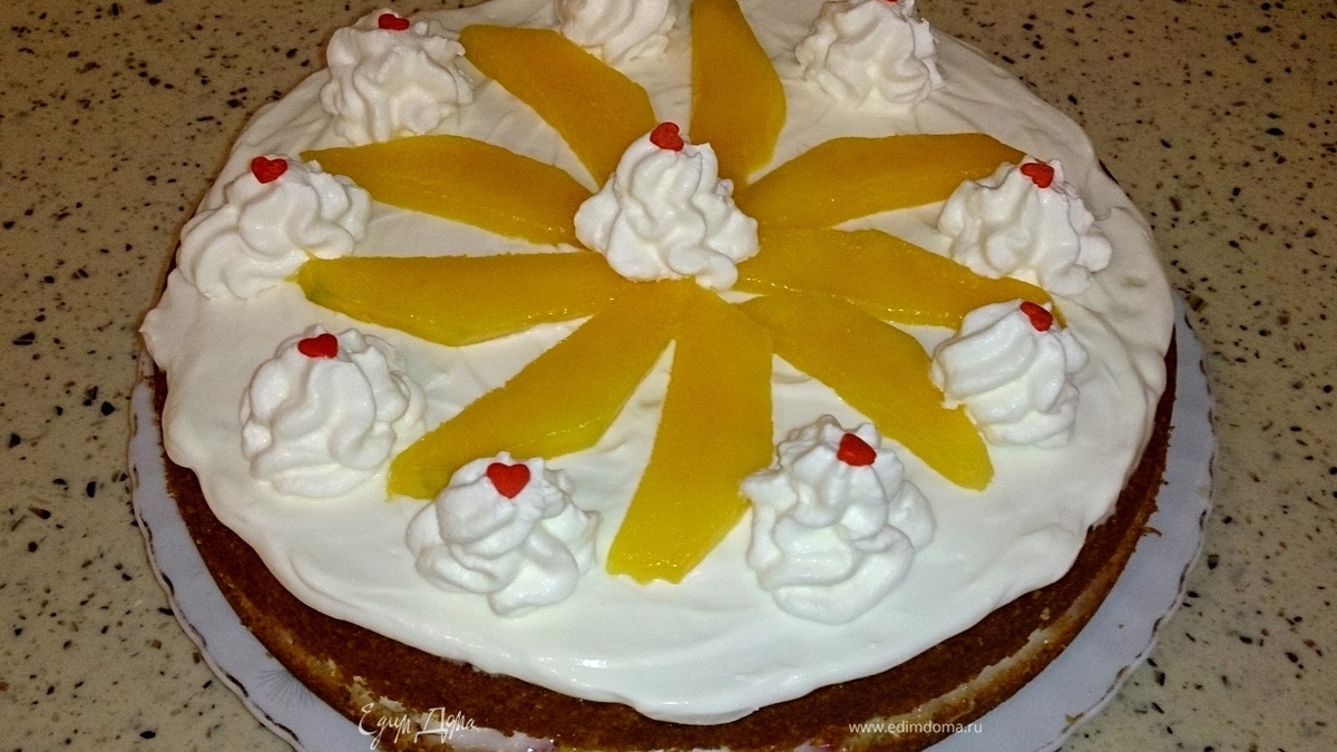 Бисквит с манго и сливками