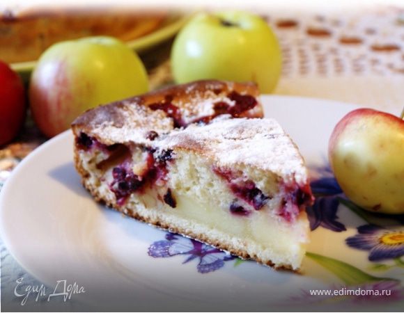Яблочно-клюквенный пирог со сметанной заливкой