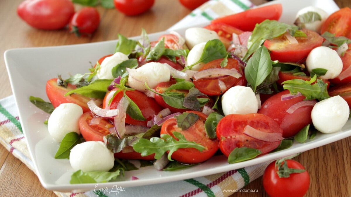 Салат с помидорами, моцареллой и руколой