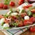 Салат с помидорами, моцареллой и руколой
