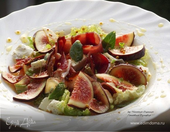 Салат с инжиром, прошутто и сыром фета