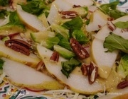 Хрустящий капустный салат с грушей и орехами
