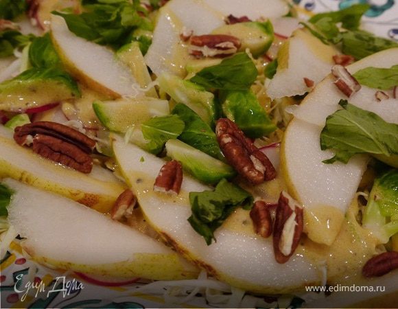 Хрустящий капустный салат с грушей и орехами 