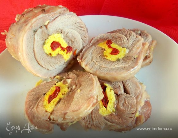 Рулет из индейки с омлетом и помидорами