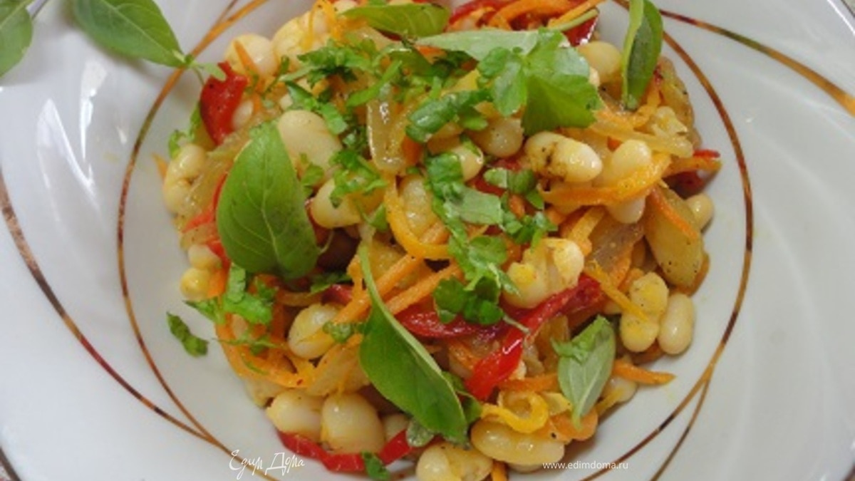 Теплый салат из белой фасоли