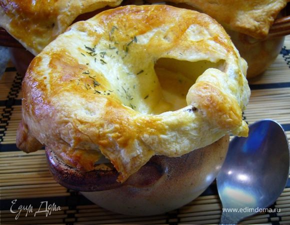 Рыбный велюте под крышкой из слоеного теста