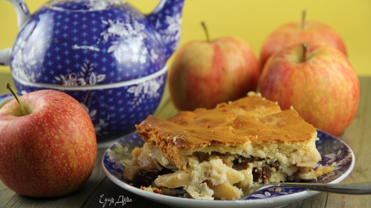 Яблочная запеканка с изюмом и миндалем