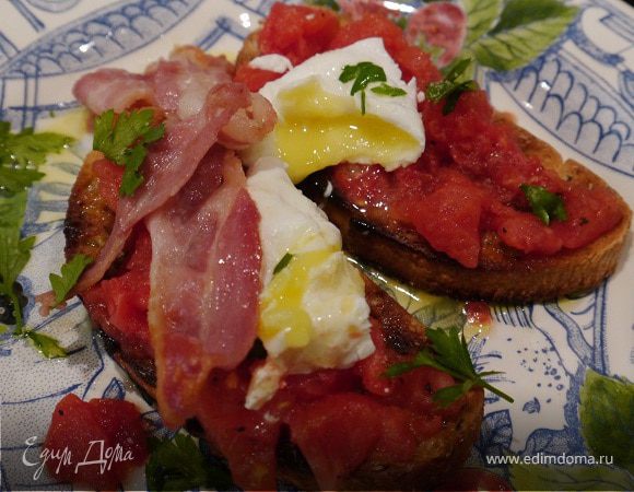Брускетта с помидорами, беконом и яйцом пашот 
