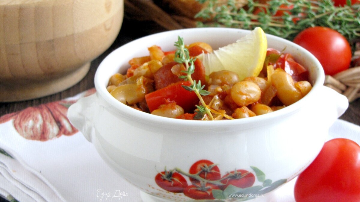 Фасоль с копчеными колбасками