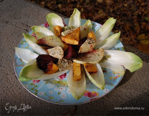 Салат с тыквой и свеклой на листьях цикория