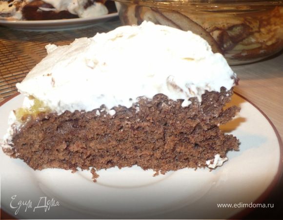 Шоколадный торт со взбитыми сливками