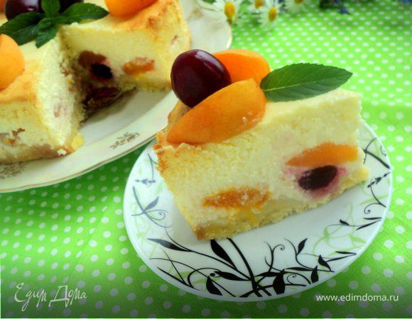 Творожник с абрикосами и вишней