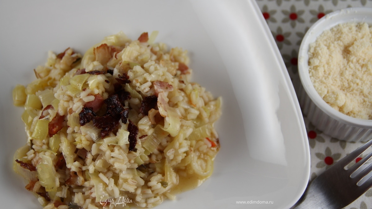 Запеченное в духовке ризотто с луком-пореем и панчеттой