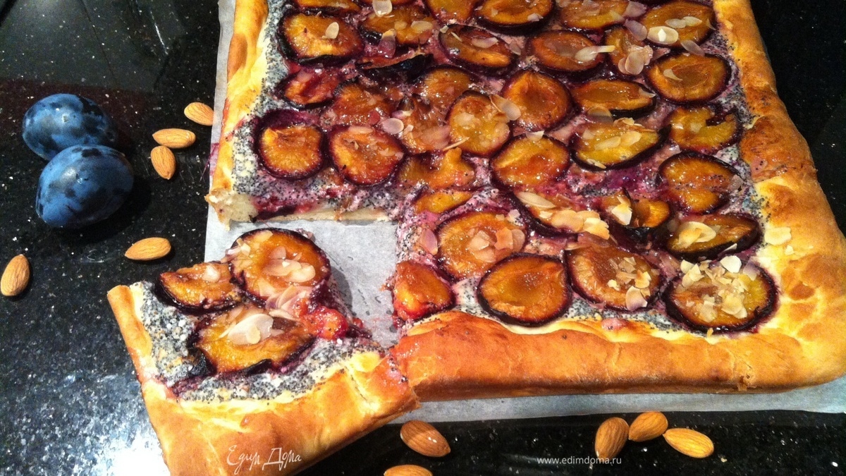 Сливовый пирог с маковой начинкой