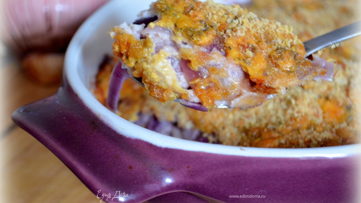 Ароматный пудинг из красного лука