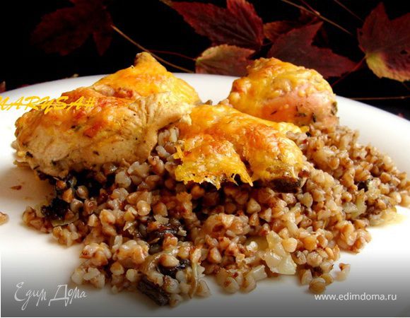 Запеканка из гречки с грибами и курицей под сыром 