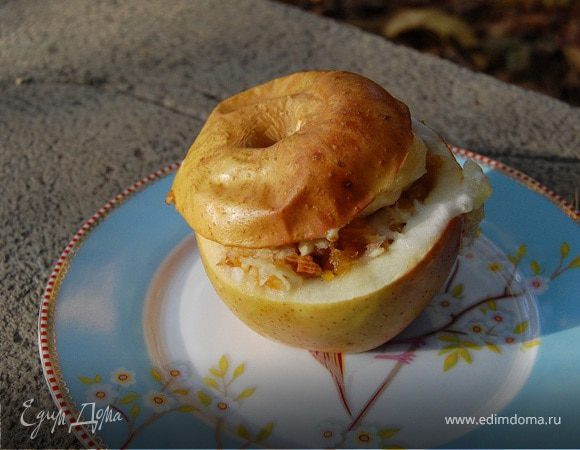 Яблоки, фаршированные курагой и орехами