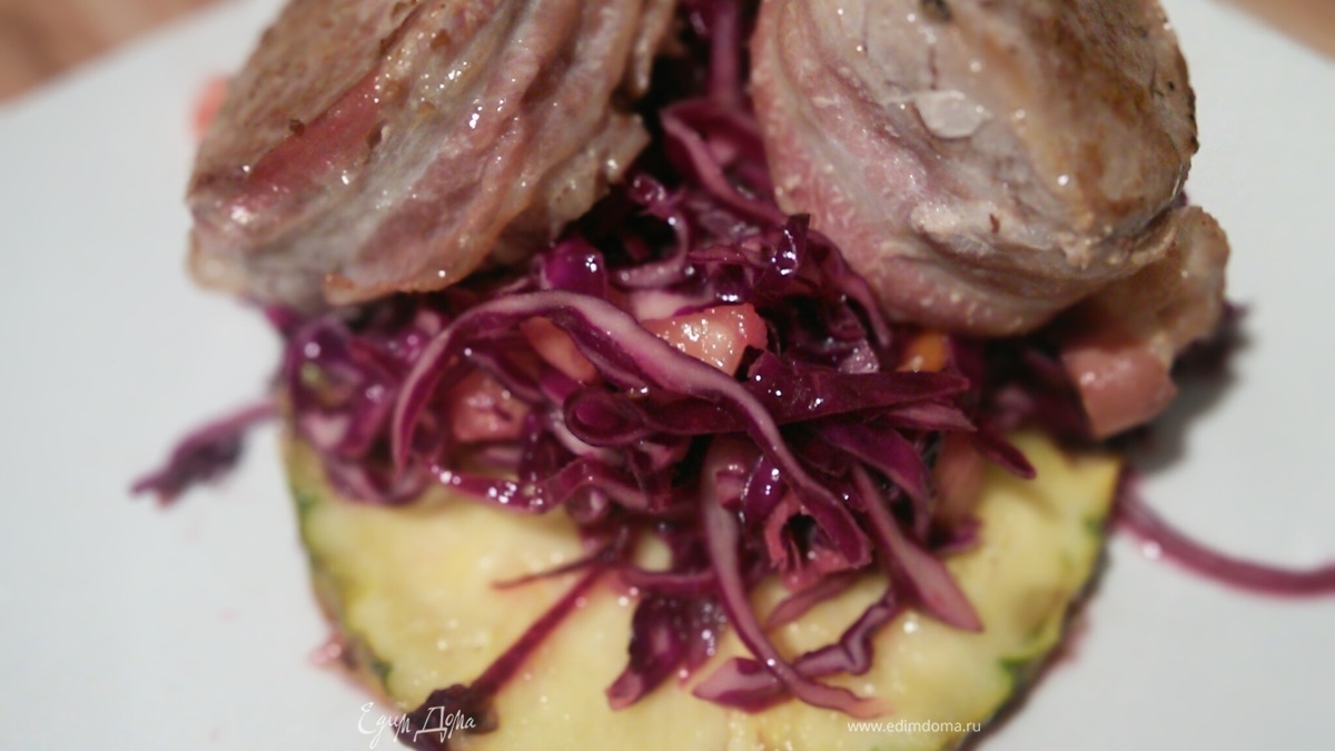 Свиные медальоны с салатом из краснокочанной капусты