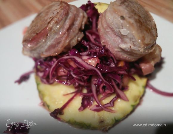 Свиные медальоны с салатом из краснокочанной капусты