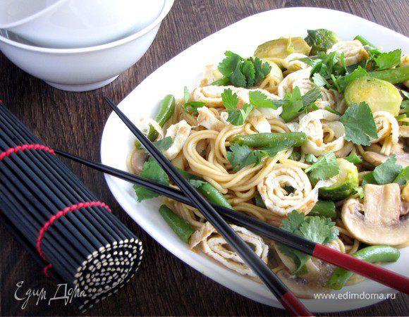 Японская лапша с овощами и омлетом