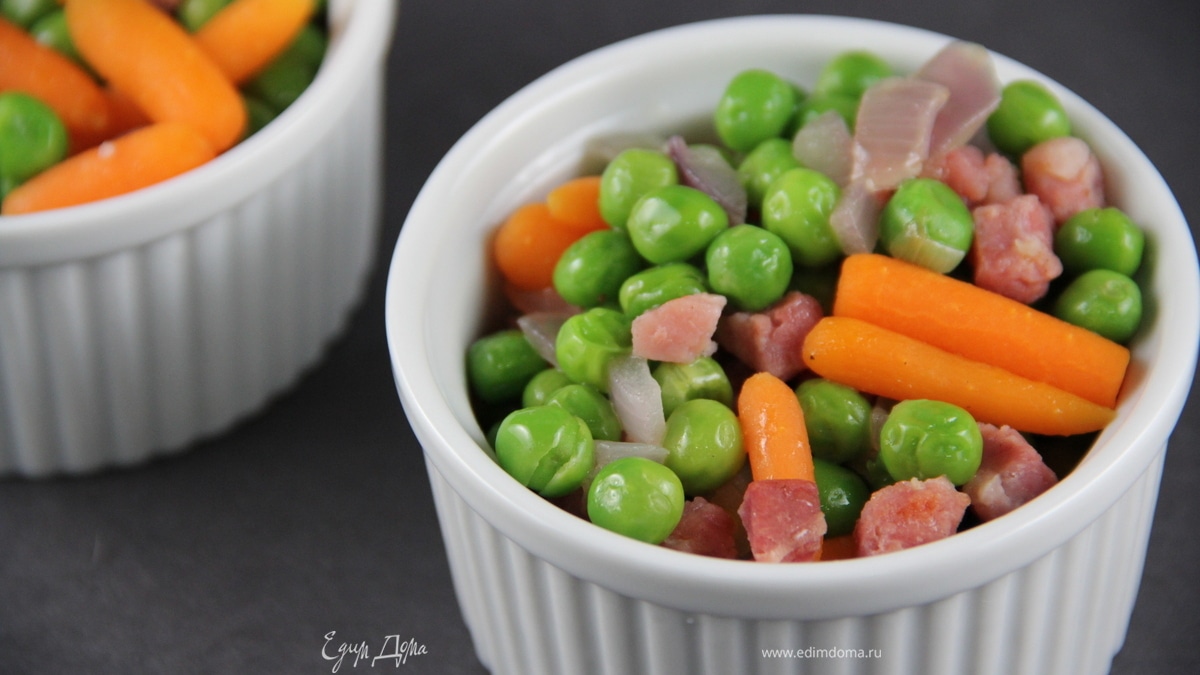 Гарнир из зеленого горошка с беконом