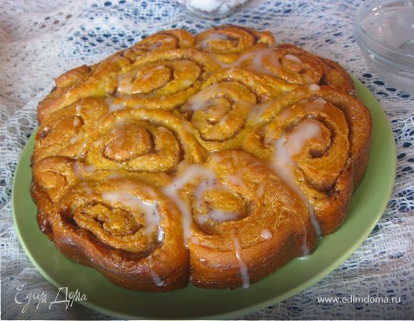 Сдобные тыквенные булочки с корицей