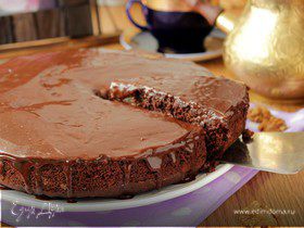 Шоколадный пирог с грушами и орехами