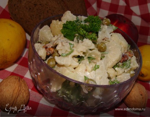 Салат с цветной капустой, горошком и орехами Салат с цветной капустой, горошком и орехами