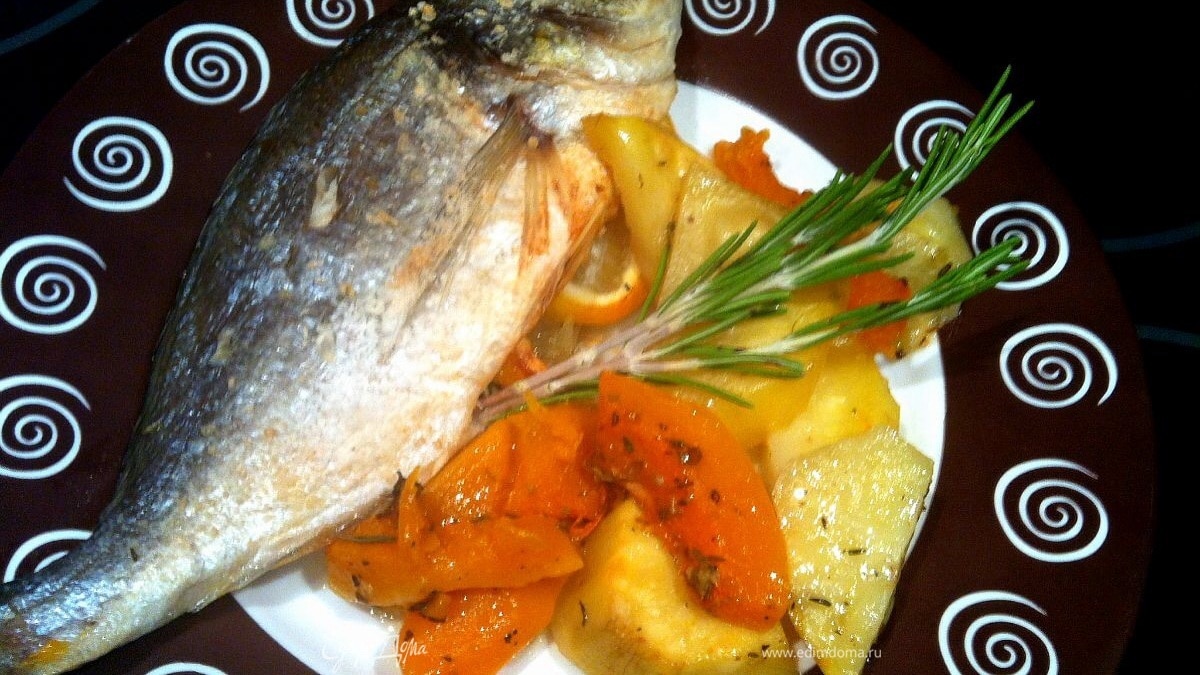 Дорада, запеченная с овощами и травами