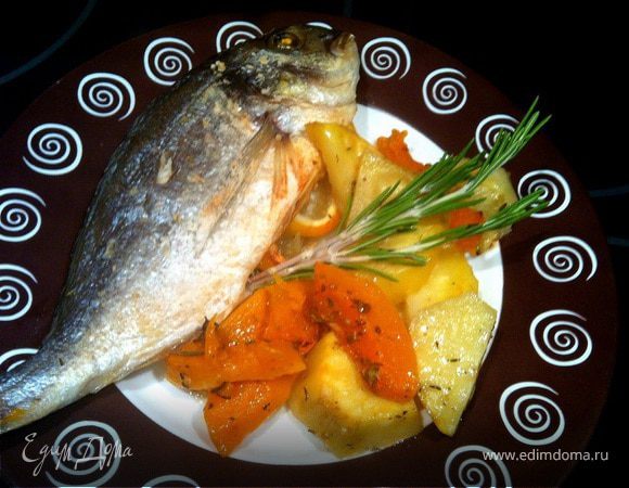 Дорада, запеченная с овощами и травами