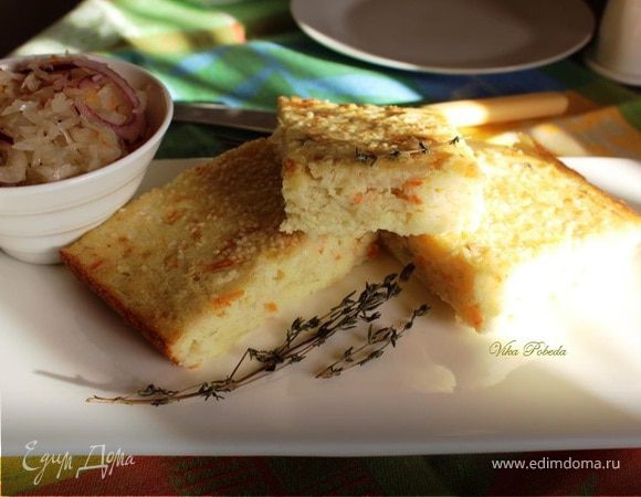 Манный пирог с квашеной капустой