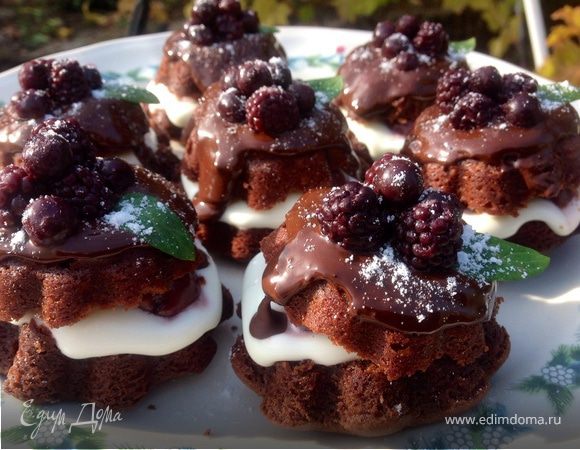Шоколадные пирожные с вишней