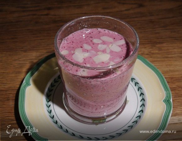 Милк-шейк с бананом и ягодами Милк-шейк с бананом и ягодами