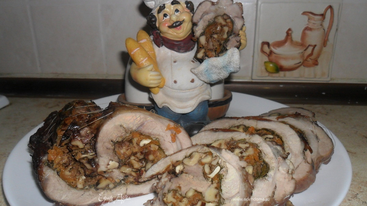 Рулет свиной с орехами и шпинатом