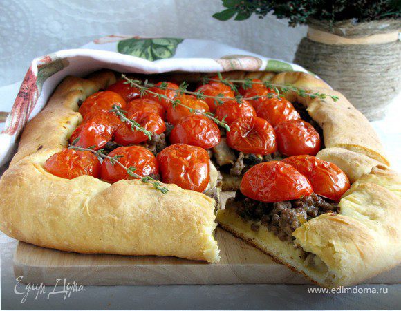 Открытый пирог с бараниной, грибами и помидорами Открытый пирог с бараниной, грибами и помидорами