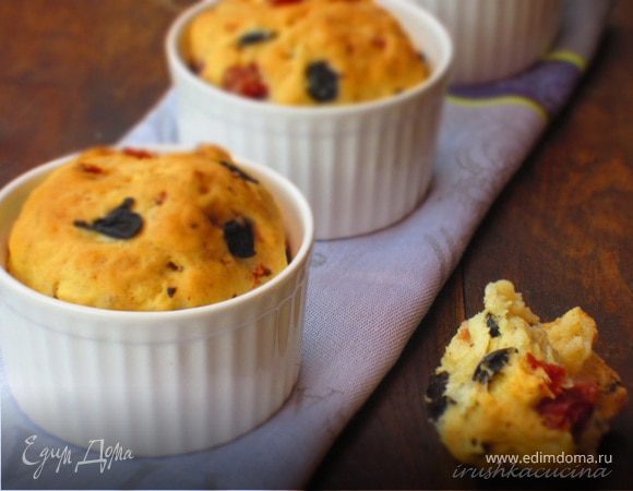 Мини-бриоши с салями и оливками