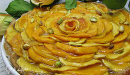 Пирог с карамелизированной тыквой, фисташками и марципаном