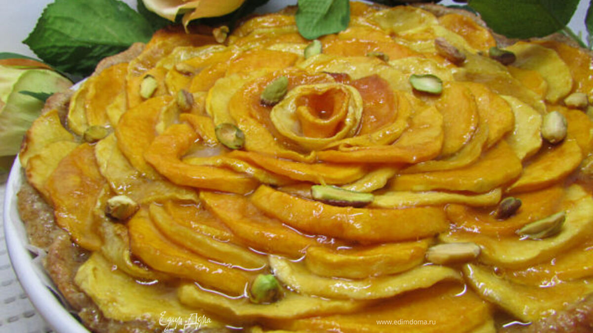 Пирог с карамелизированной тыквой, фисташками и марципаном
